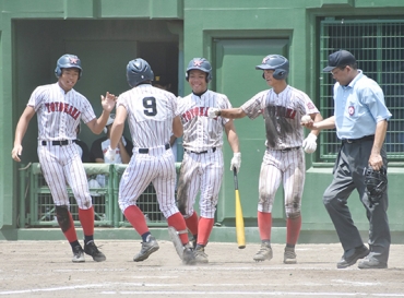 今大会3本塁打の竹内(背番号9)を中心に打線に勢いがある豊川