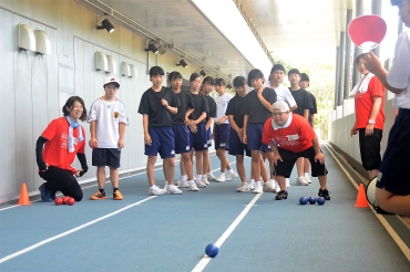 ボッチャでユニファイドスポーツを体験する参加者=豊橋市陸上競技場で