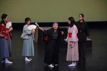 リア王を演じる豊川高校演劇部=穂の国とよはし芸術劇場プラットで