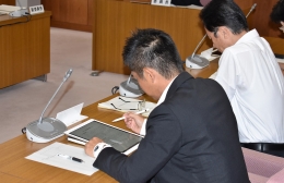 初めてタブレット端末を活用 委員会で豊川市議会