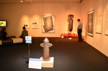 爆弾の大きさが分かる模型などが展示された豊川海軍工廠展=桜ヶ丘ミュージアムで