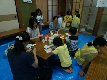 ひまわりキッチンで学習に励む子どもたち=諏訪神社で
