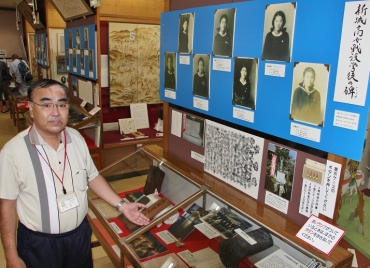 犠牲者の資料を展示する会場と山内さん=新城市長篠城址史跡保存館で