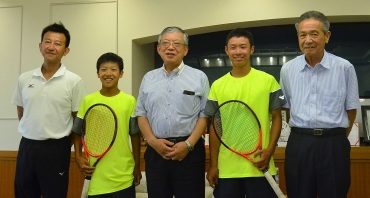 全日本ジュニアテニス選手権大会出場を佐原市長に報告した岩井さん(右から2人目)と片山さん(左から2人目)=豊橋市役所で