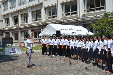 平和記念碑の前で高女と二中、東高それぞれの校歌を歌う生徒たち=豊橋東高校で