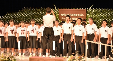 平和への願いを込めて合唱する豊川市立西部中学校の生徒ら=豊川市文化会館で