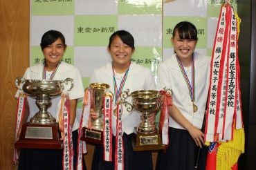 女子団体3連覇の喜びを報告する鈴木さん、塩谷さん、金崎さん(左から)=東愛知新聞社で