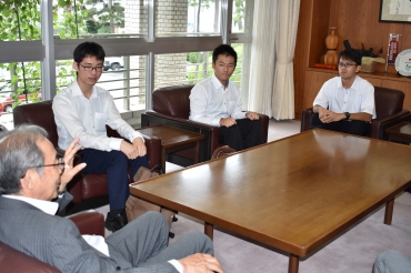 山脇市長㊧を表敬する(左から)後藤さん、山口さん、細野さん=豊川市役所で