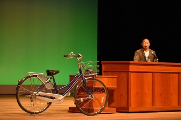 自転車の安全な乗り方について講演する安田大サーカスの団長安田さん=豊川市文化会館で