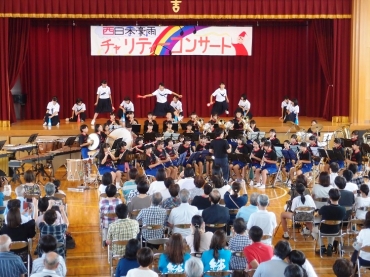 演奏を披露する吹奏楽部の生徒ら=豊橋市立吉田方中学校で