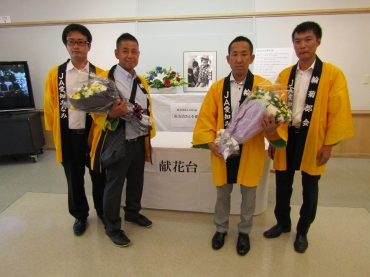 献花のため寅さん記念館を訪れた輪菊部会のメンバーら=同記念館で(提供)