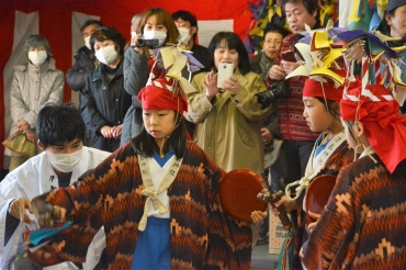 華やかな衣装を身にまとい舞を披露する子どもたち=豊橋市西幸町の御幸神社で