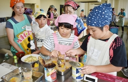 豊川で親子「食育ツアー」缶詰使った料理に挑戦