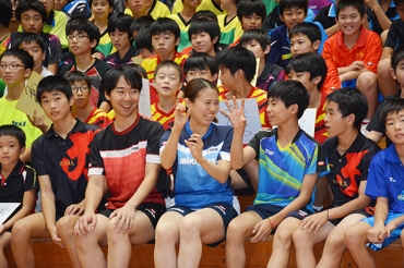 子どもたちと笑顔で交流する平野さん㊨と塩野さん=豊橋市総合体育館で