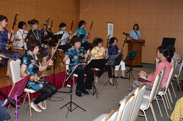 二胡演奏で来場者を魅了する受講生ら=豊川市民プラザで