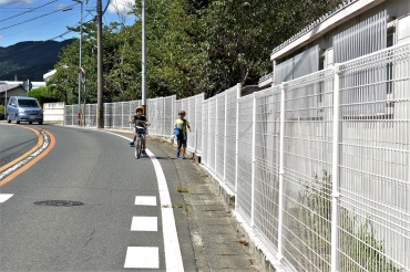 新たにフェンスが設置された御津北部小学校=御津町広石で