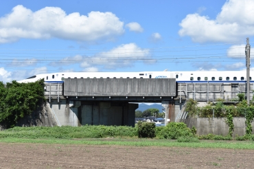 「豊橋臨海鉄道」のために設けられた新幹線の葛原アンダーパス=豊川市伊奈町で