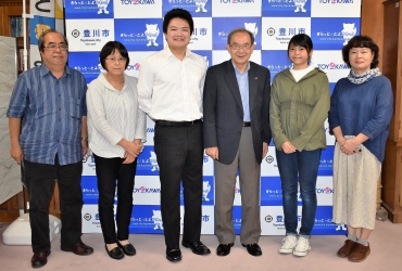 (右から)住田さん、佐藤さん、山脇市長、伊藤さん、多見子さん、文孝さん=豊川市役所で