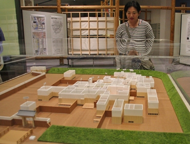 復元された新城城の部屋割りの模型=新城市設楽原歴史資料館で
