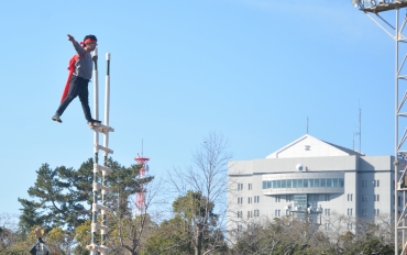 伝統のはしご演技を披露する大村と福岡分団=豊橋球場で