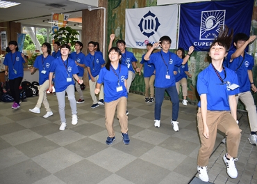 ダンスを披露するキュパティーノ派遣中学生たち=豊川市役所で