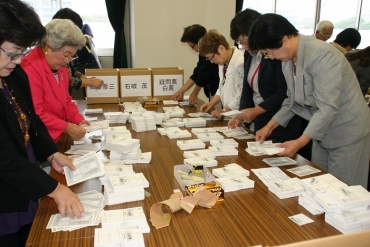 真剣な表情で開票作業に当たる県党女性局の職員ら