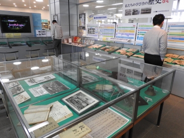市内の学校の歴史に関する資料が展示された企画展=豊川市中央図書館で