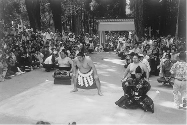 1998年、観衆を前に行われた貴乃花㊥の土俵入り(豊川市提供)