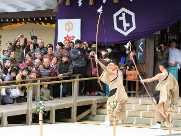 参拝客の前で矢を射る安藤さん(右から2人目)と伊藤さん=砥鹿神社で