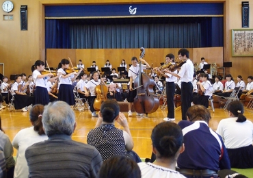 弦楽6重奏を披露する羽田中オーケストラ=豊橋市立汐田小学校で
