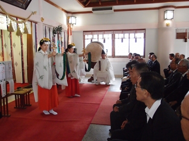 浦安の舞を奉納する西﨑さんと加藤さん=崋山神社で