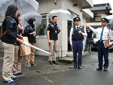 荻野課長㊨と木村さん(同2人目)から説明を受けるインドネシア警察関係者=新城市川合で