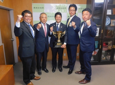 初優勝の喜びを報告する豊橋JC「らぶらぶテニスクラブ」の皆さん=東愛知新聞社で