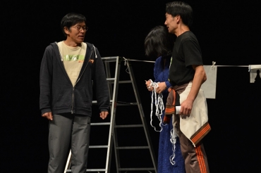 平田満さん㊧と共に障害がある人たちが3日間かけ作り上げた演劇を披露した=同