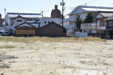高層マンションの計画地となっている敷地。建設反対を訴える看板が並ぶ=豊川市幸町で