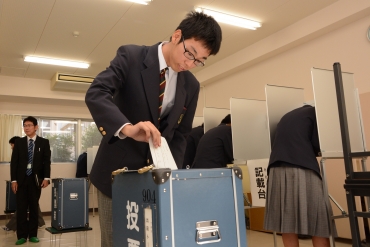 模擬選挙で投票箱に票を入れる生徒=豊川特別支援学校本宮校舎で