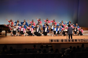 「かわいい魚屋さん」を歌う国府小の児童ら=豊川市文化会館で