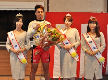 記念撮影に応じる(左から)小林さん、浅井選手、板野さん、羽田さん=豊橋競輪場で