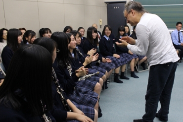 アコスタさんからフラメンコの手拍子を習う生徒たち=桜丘高校で