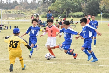 ゴール前でボールを奪い合うアズーリA(青色)と菊川FCジュニア=豊橋総合スポーツ公園で
