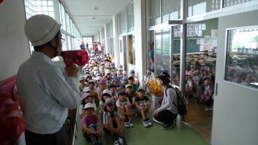 昨年6月の避難訓練で、南校舎3階に避難する御津南部小の児童ら
