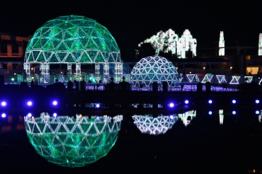 水面に反射すると球を描くドーム型のイルミネーション=蒲郡市海陽町のラグナシアで
