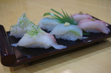 数量限定で提供されるチョウザメの寿司(豊根村提供)