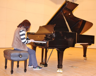 導入されたスタインウェイのピアノ=蒲郡市民会館で
