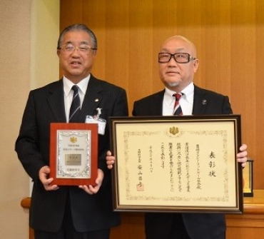 金田副市長に生涯スポーツ優良団体表彰を報告した伊藤会長㊨=豊橋市役所で