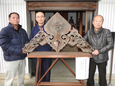 北河代次郎が彫った懸魚と(右から)昭男さん、米野住職、孝之さん=永福寺で