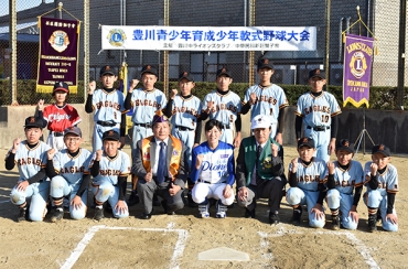 古巣の豊川イーグルスの選手らと寺部さん(前列中央)=豊川市地域文化広場グラウンドで