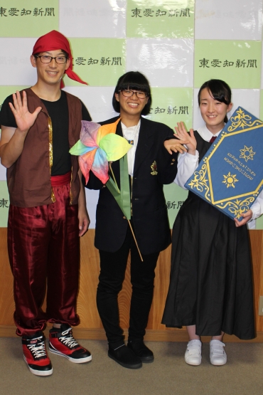 自作の衣装でミュージカルに挑む佐野さん、神田さん、下村さん(左から)=東愛知新聞社で