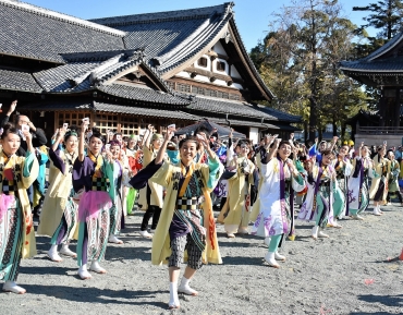 総踊りでコンコン豊川の初代演舞曲「狐舞」を踊る参加者たち=豊川稲荷で
