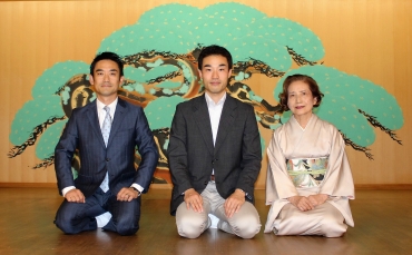 決意を新たに能舞台のお披露目をする西村節子さん、内藤飛能さん、西村順二さん(右から)=西村能舞台で